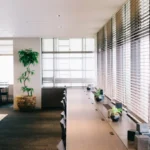 Czy aluminiowe żaluzje wewnętrzne to tylko styl nowoczesny?