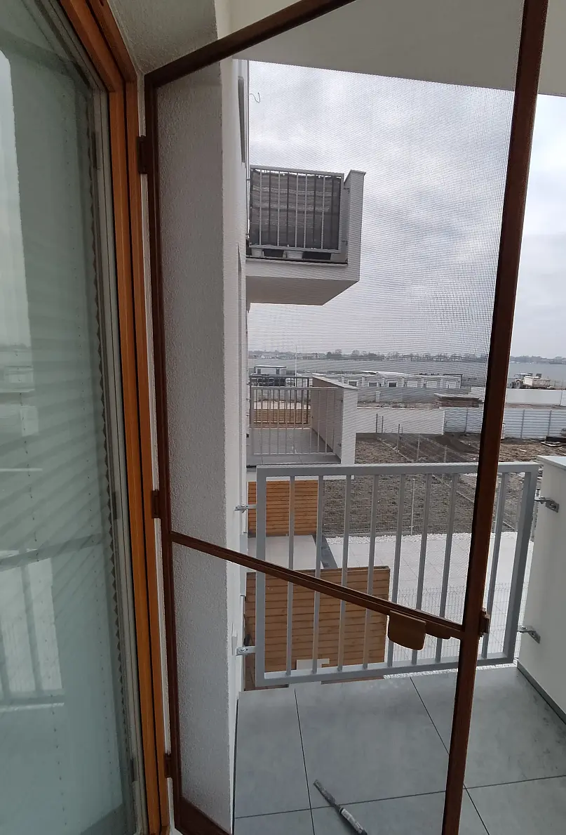 Moskitiera typu "skrzydło" na okno tarasowe (okno balkonowe)