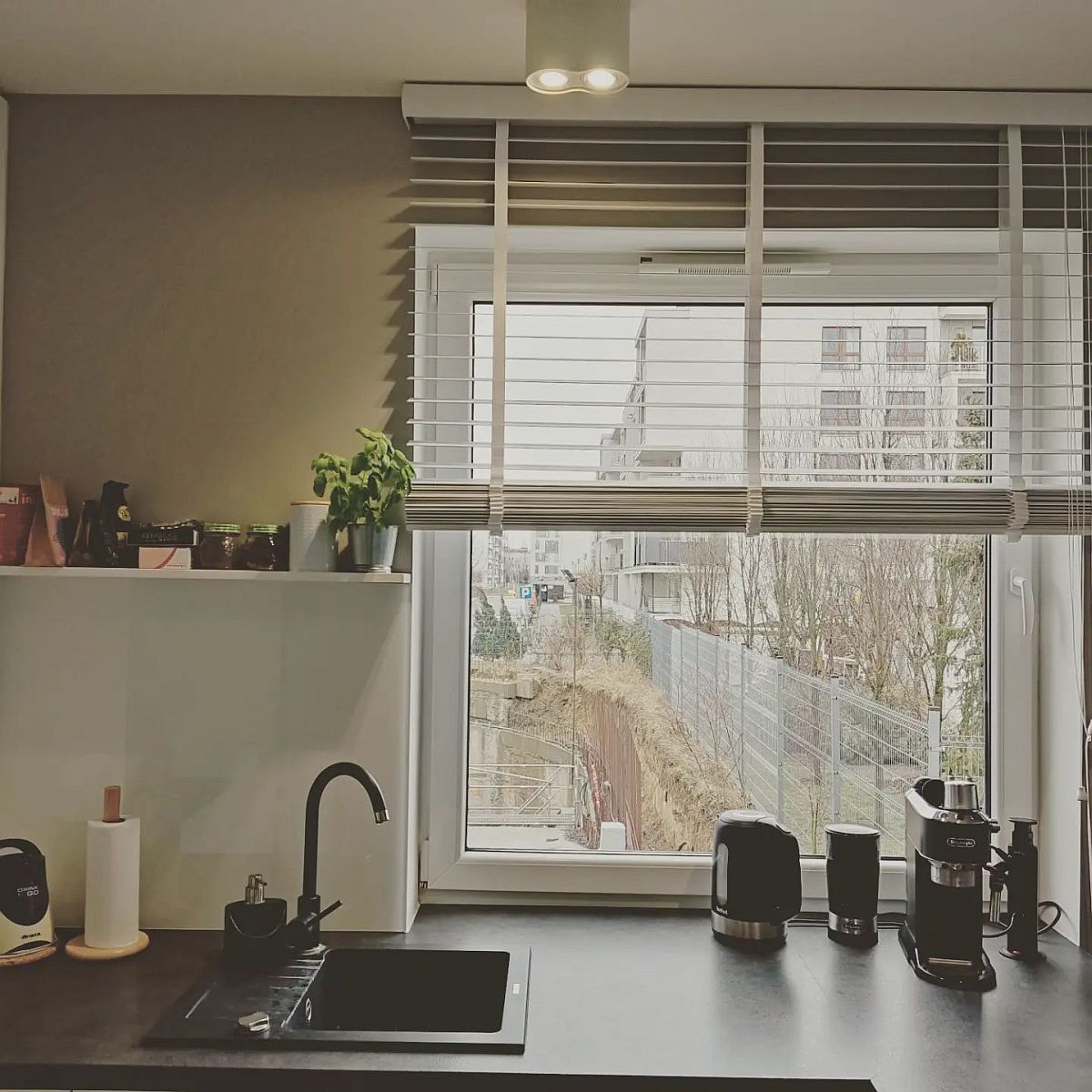 Styl skandynawski kuchnia - aranżacja z żaluzjami drewnianymi