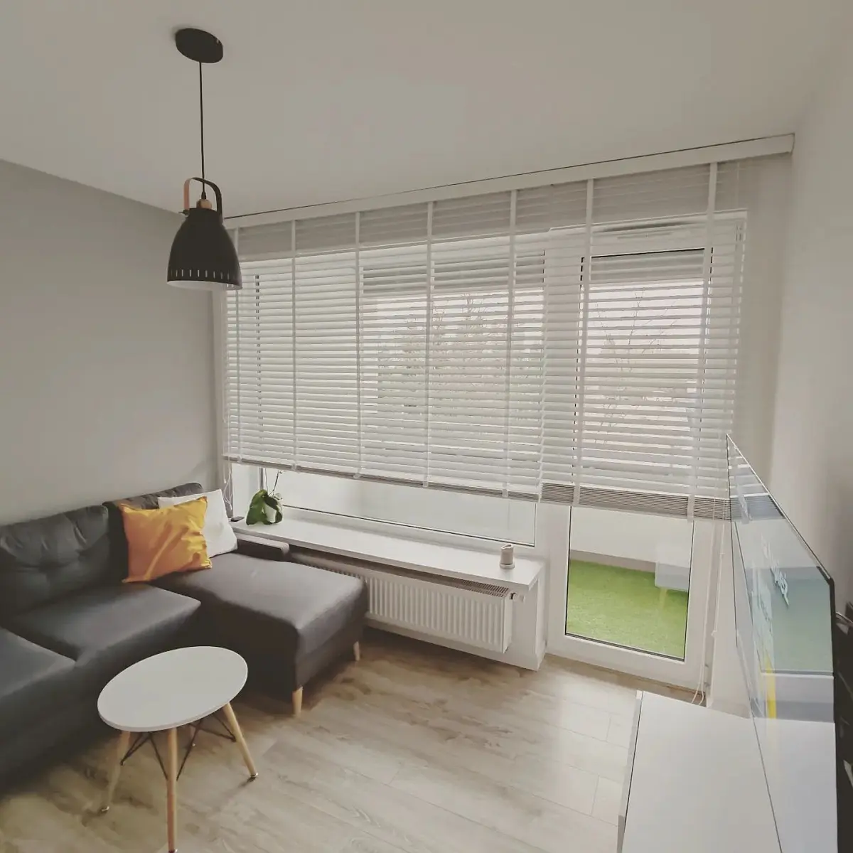 Styl skandynawski salon - inspiracja z żaluzjami drewnianymi