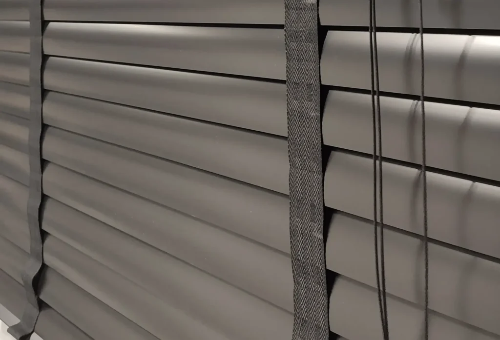 Rolety i żaluzje do gabinetu - jakie osłony okienne wybrać do biura?